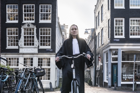 Fietsende_stagiaire_amsterdam